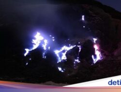 Muncul ‘Blue Fire’, Kunjungan Wisata Hingga Gunung Papandayan Dibatasi
